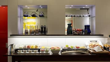 Daily cooked-to-order breakfast (CHF 22 per person)