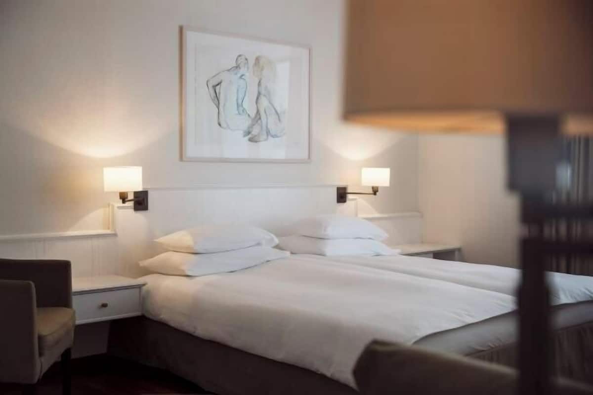 Hypo-allergenic bedding, down duvets, minibar, in-room safe