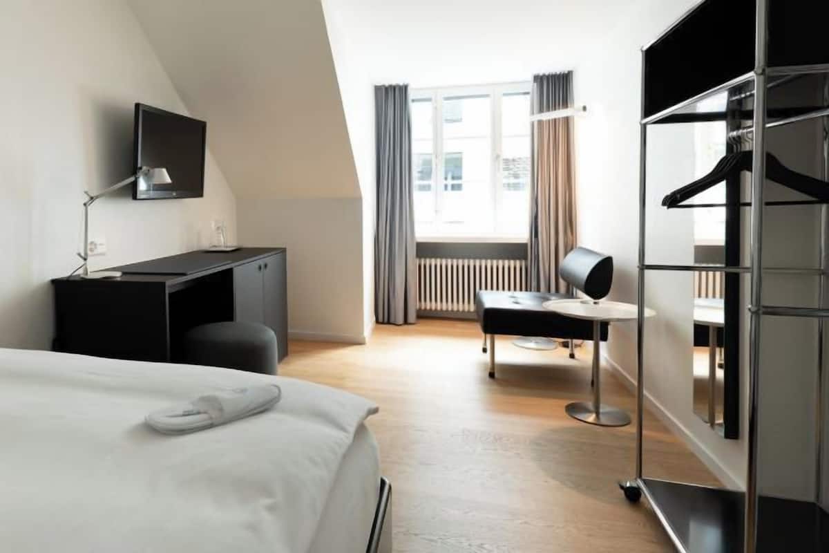 Hypo-allergenic bedding, down comforters, minibar, in-room safe