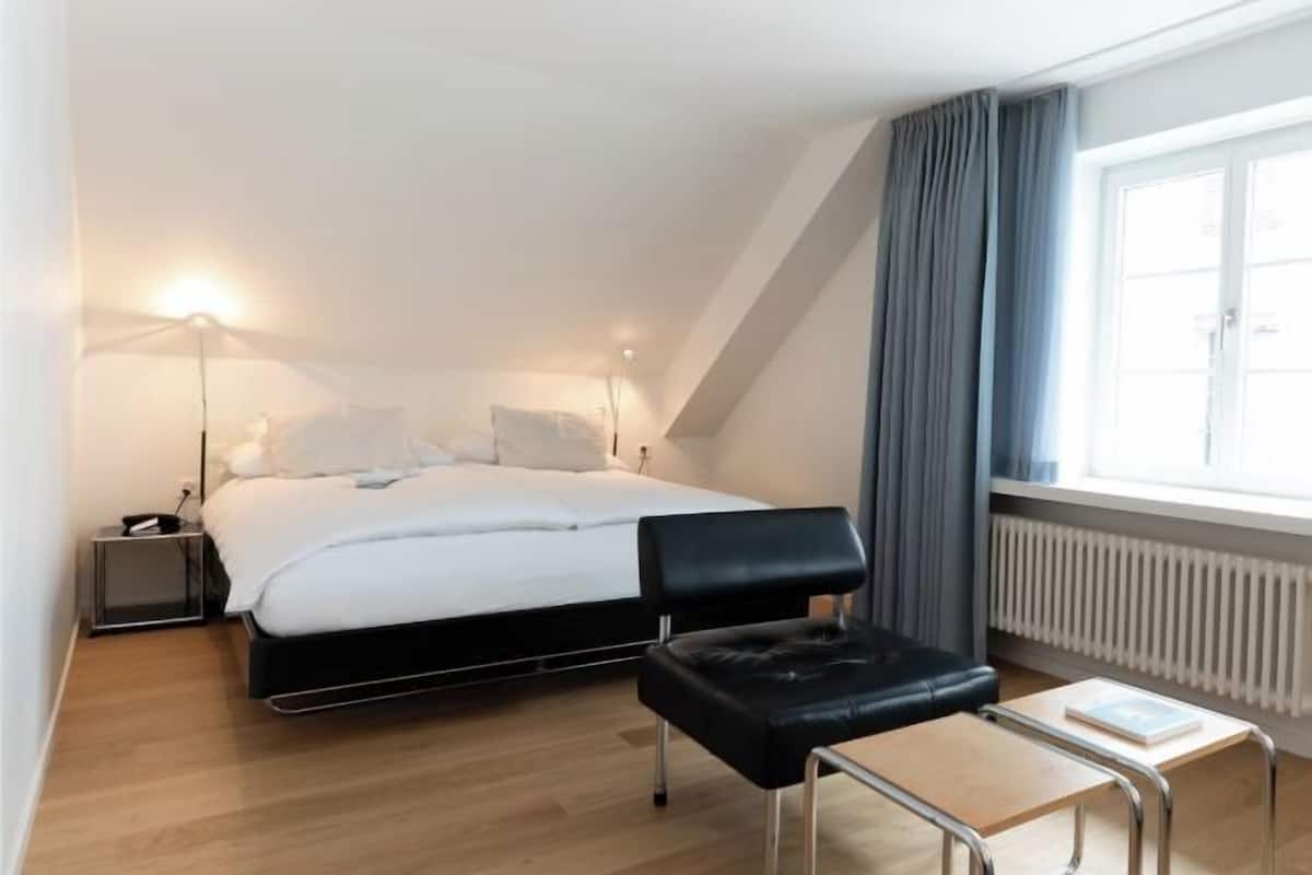Hypo-allergenic bedding, down duvets, minibar, in-room safe