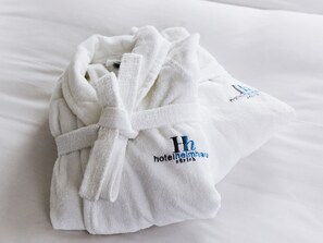 Designer toiletries, hair dryer, slippers, towels - Boutique Hotel Helmhaus Zurich (Zürich)