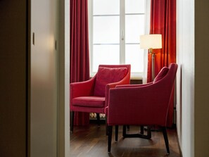 Chambre Double (Boutique Relax) | Coin séjour | Télévision à écran plat, iPad