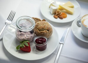 Päivittäinen buffetaamiainen (25 CHF per henkilö)