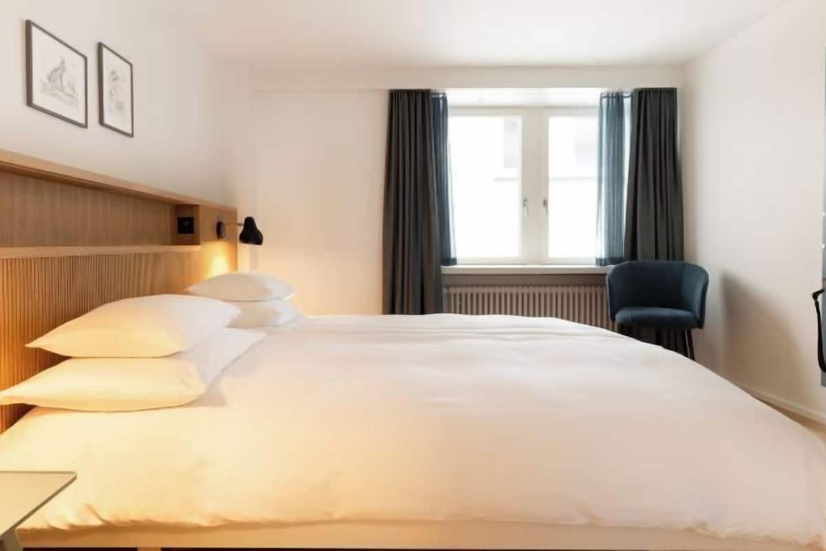 Hypo-allergenic bedding, down duvets, minibar, in-room safe