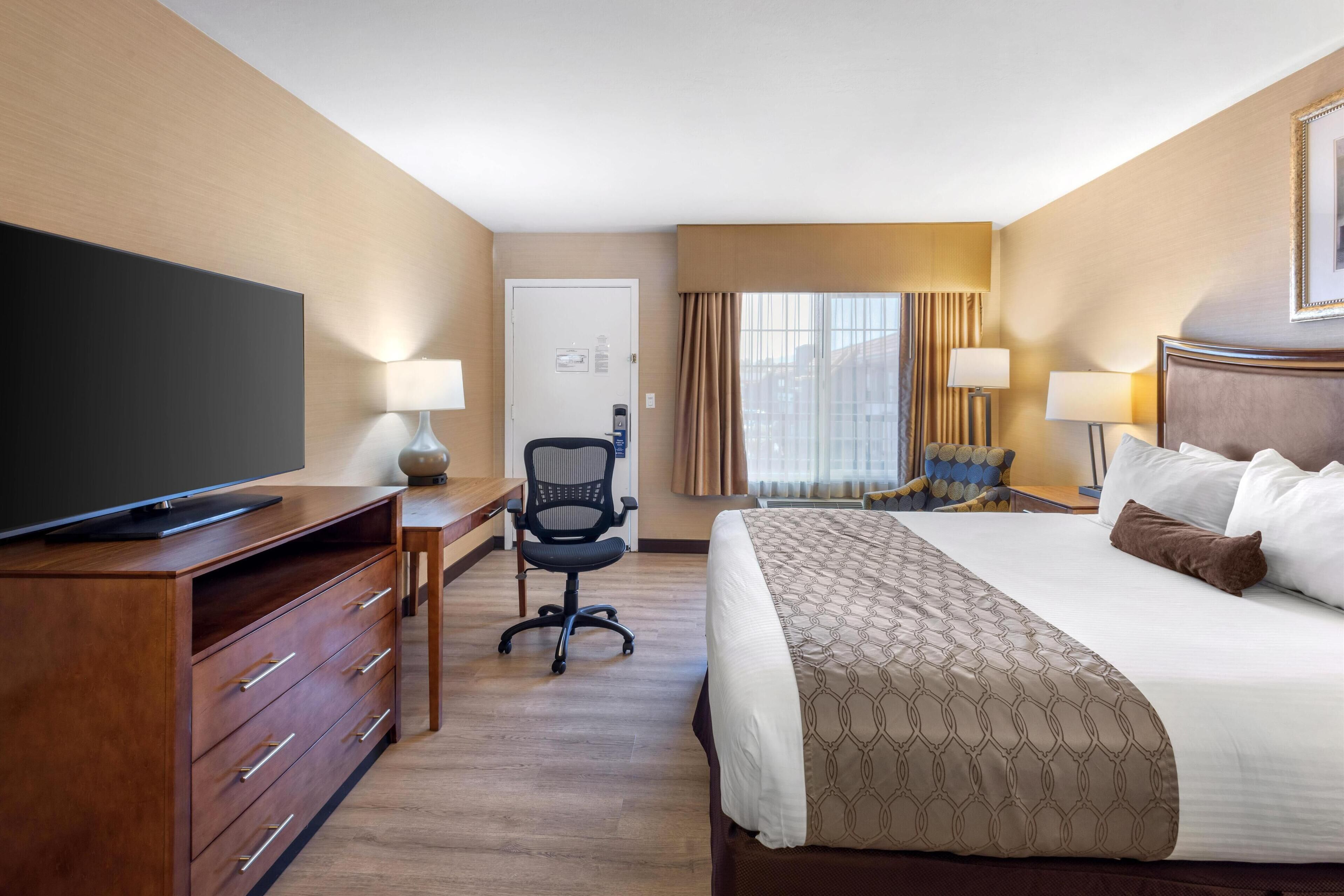 standard room, 1 king bed, non smoking, refrigerator & microwave | 1 bedroom, iron/ironing board, free cots/infant beds, bed sheets