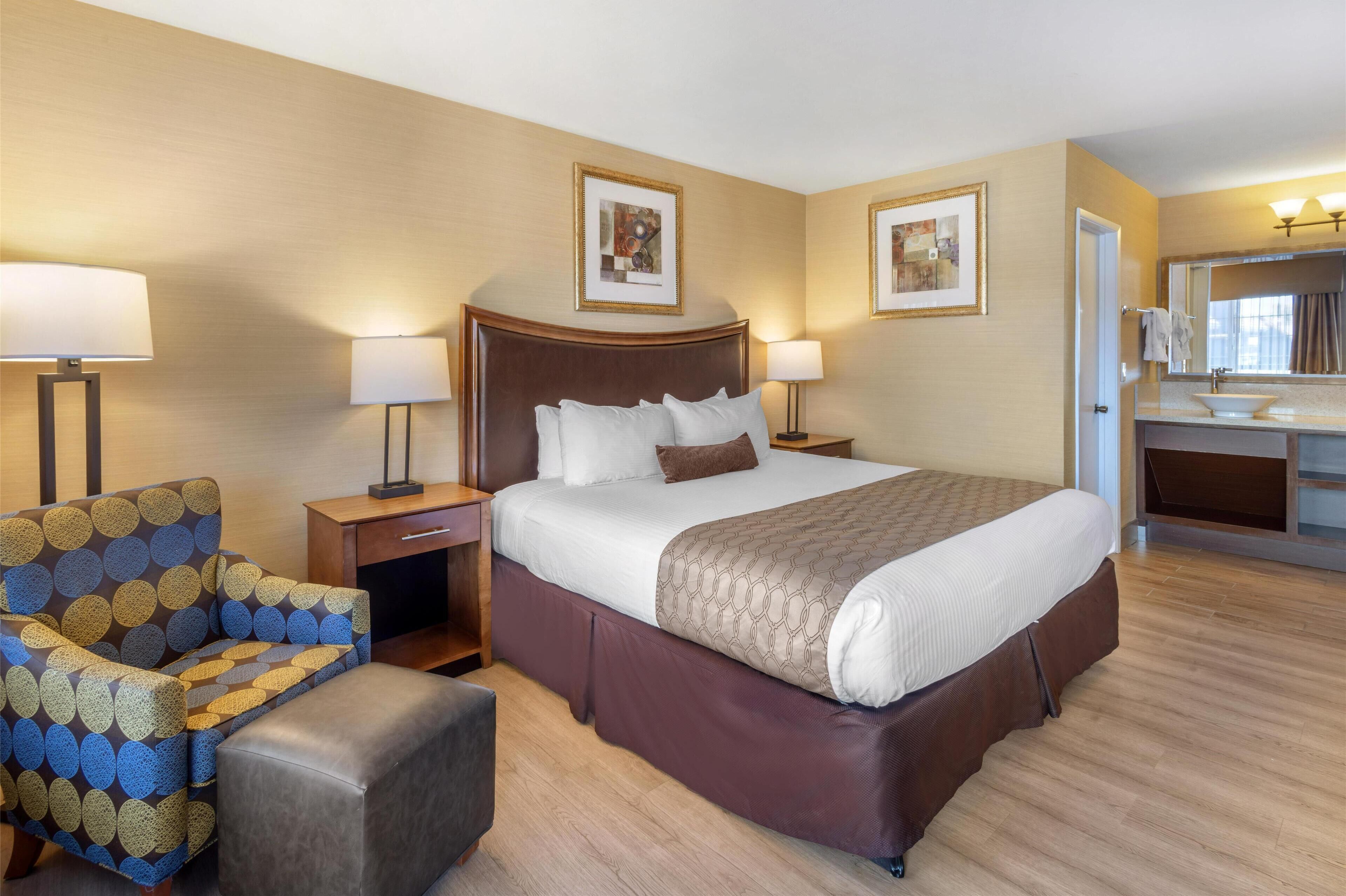 standard room, 1 king bed, non smoking, refrigerator & microwave | 1 bedroom, iron/ironing board, free cots/infant beds, bed sheets