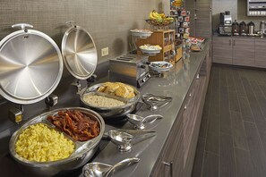 Déjeuner, dîner et souper servis sur place