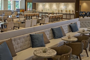 早餐,供應午餐和晚餐