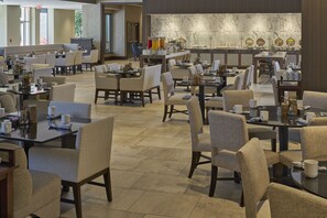 朝食、ランチ、ディナーに営業