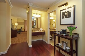Premium bedding, in-room safe, desk, iron/ironing board