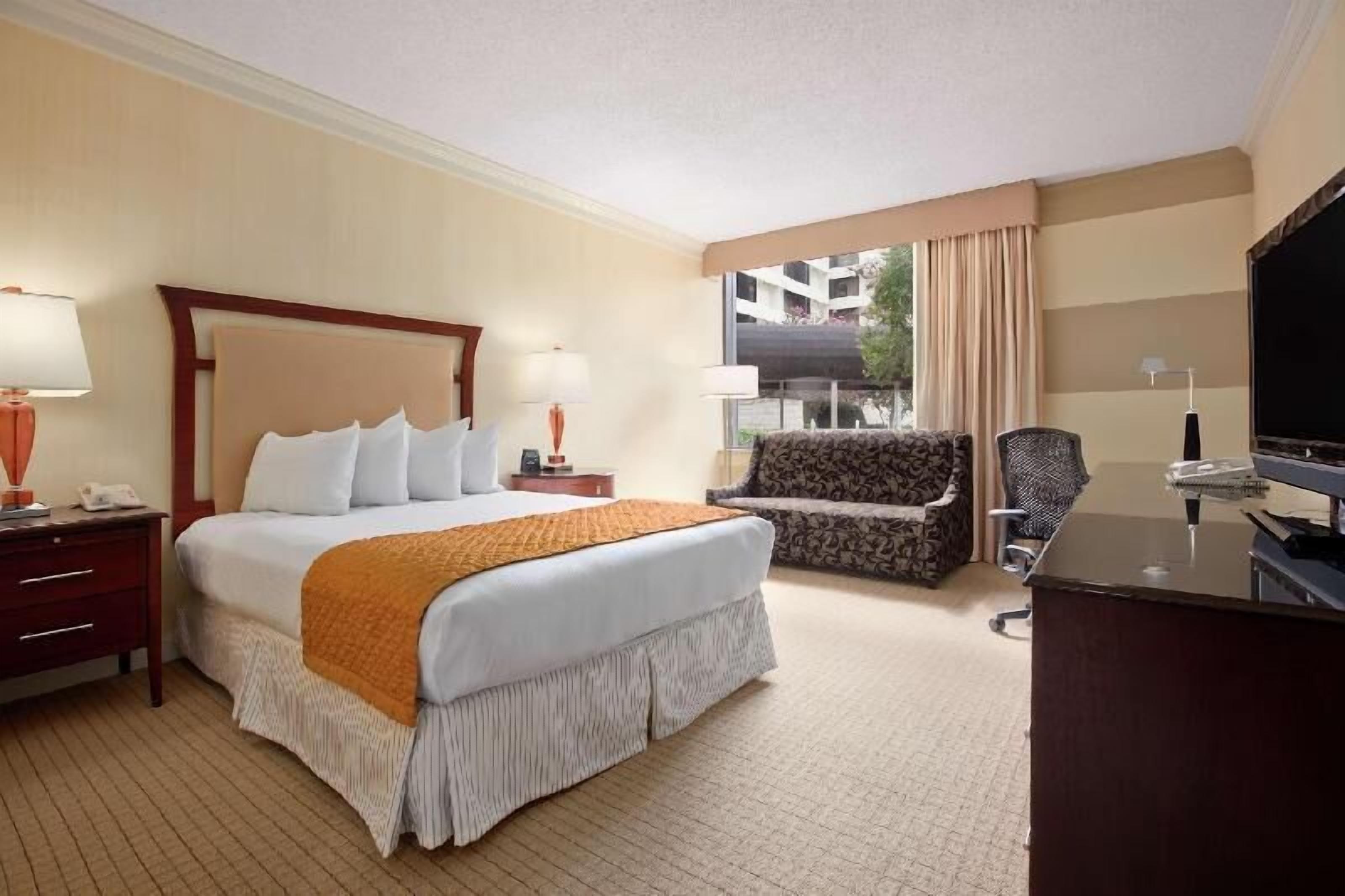 Premium bedding, in-room safe, desk, iron/ironing board