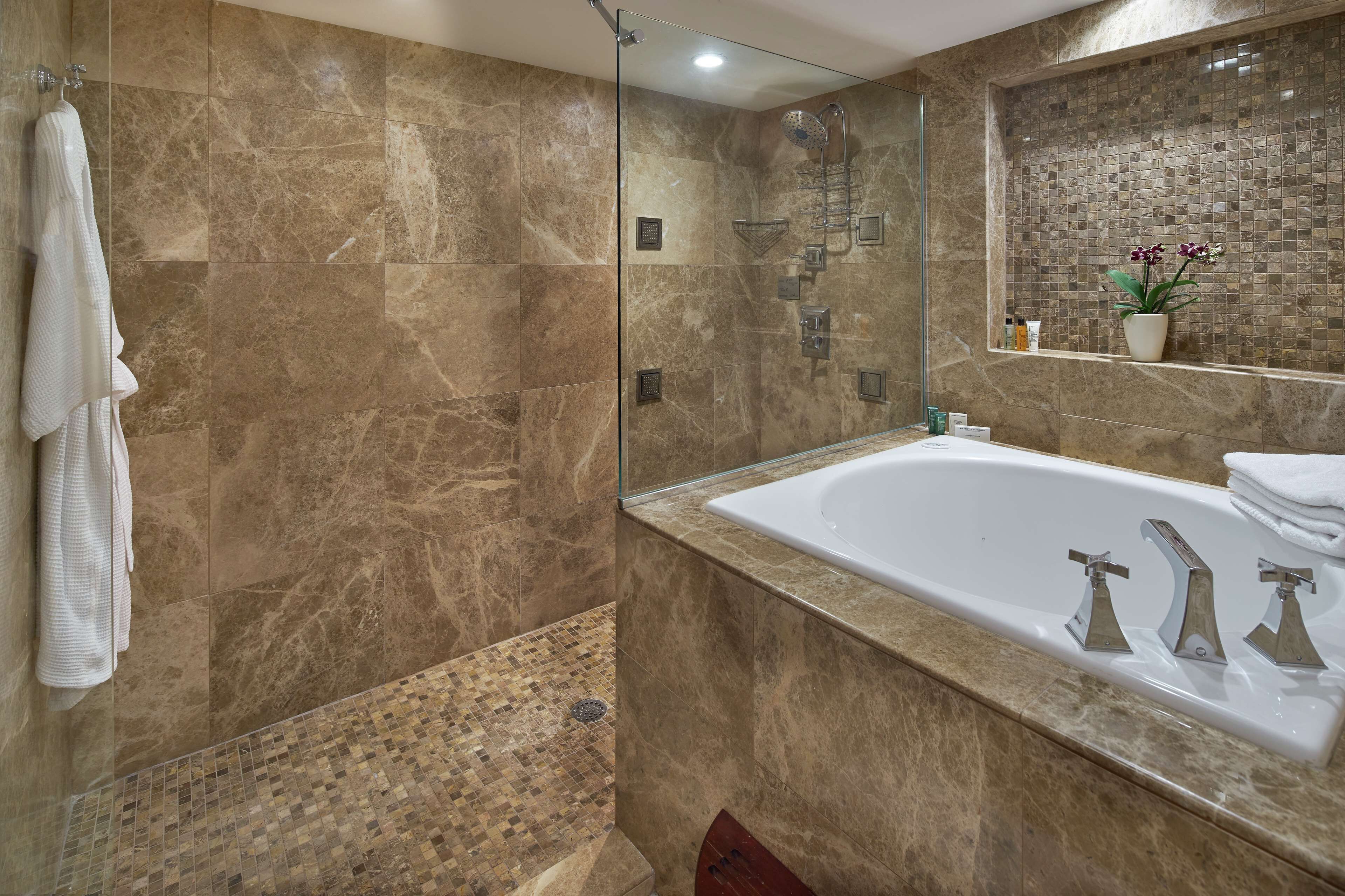 Phòng Suite Presidential, 1 giường cỡ king | Phòng tắm | Vòi sen/bồn tắm kết hợp, đồ dùng nhà tắm miễn phí, máy sấy tóc 