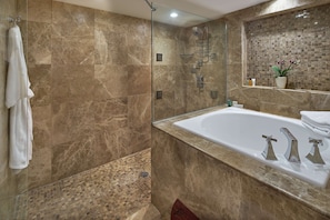 Presidentiële suite, 1 kingsize bed | Badkamer | Een bad/douchecombinatie, gratis toiletartikelen, een haardroger