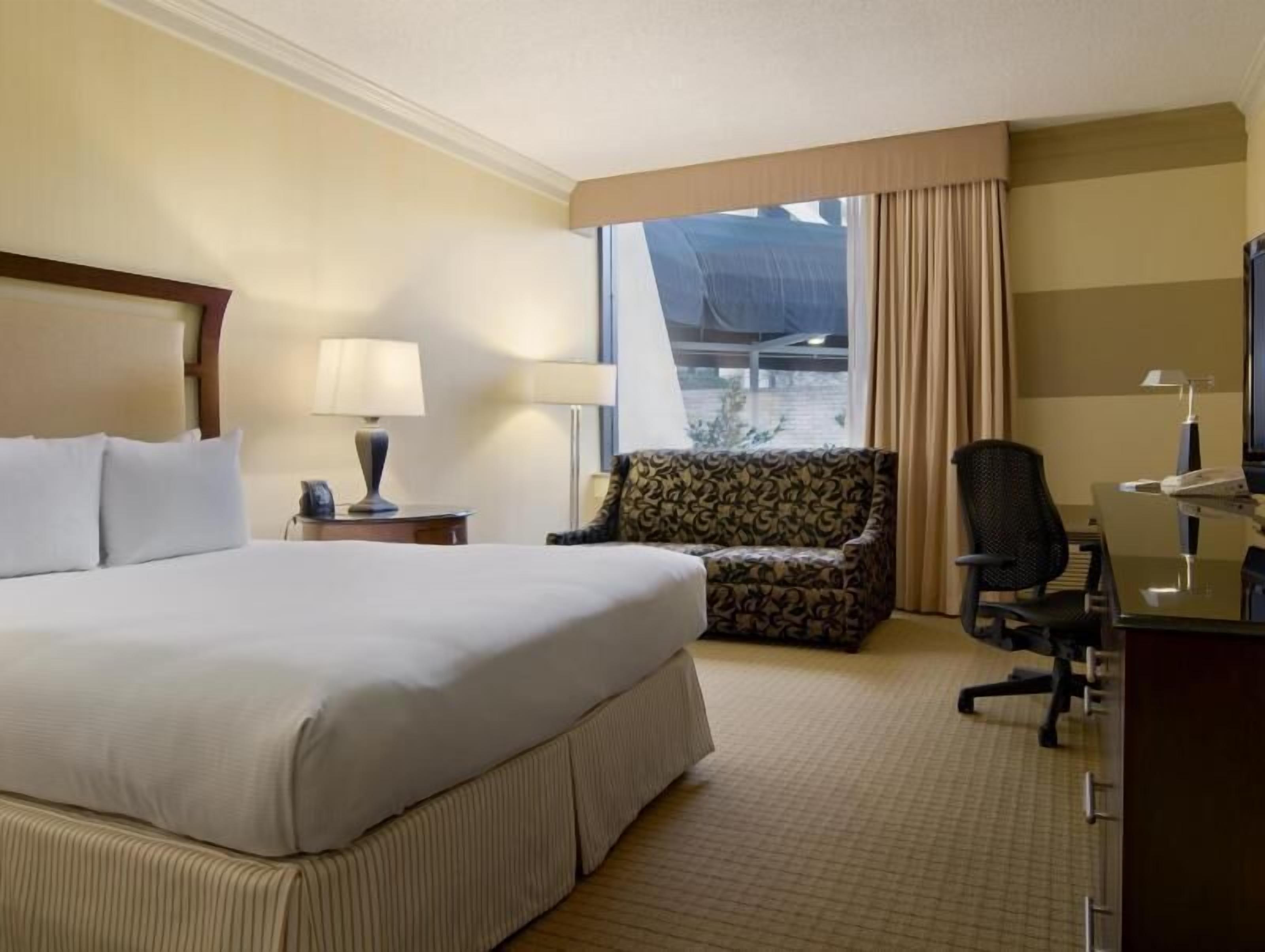 Premium bedding, in-room safe, desk, iron/ironing board