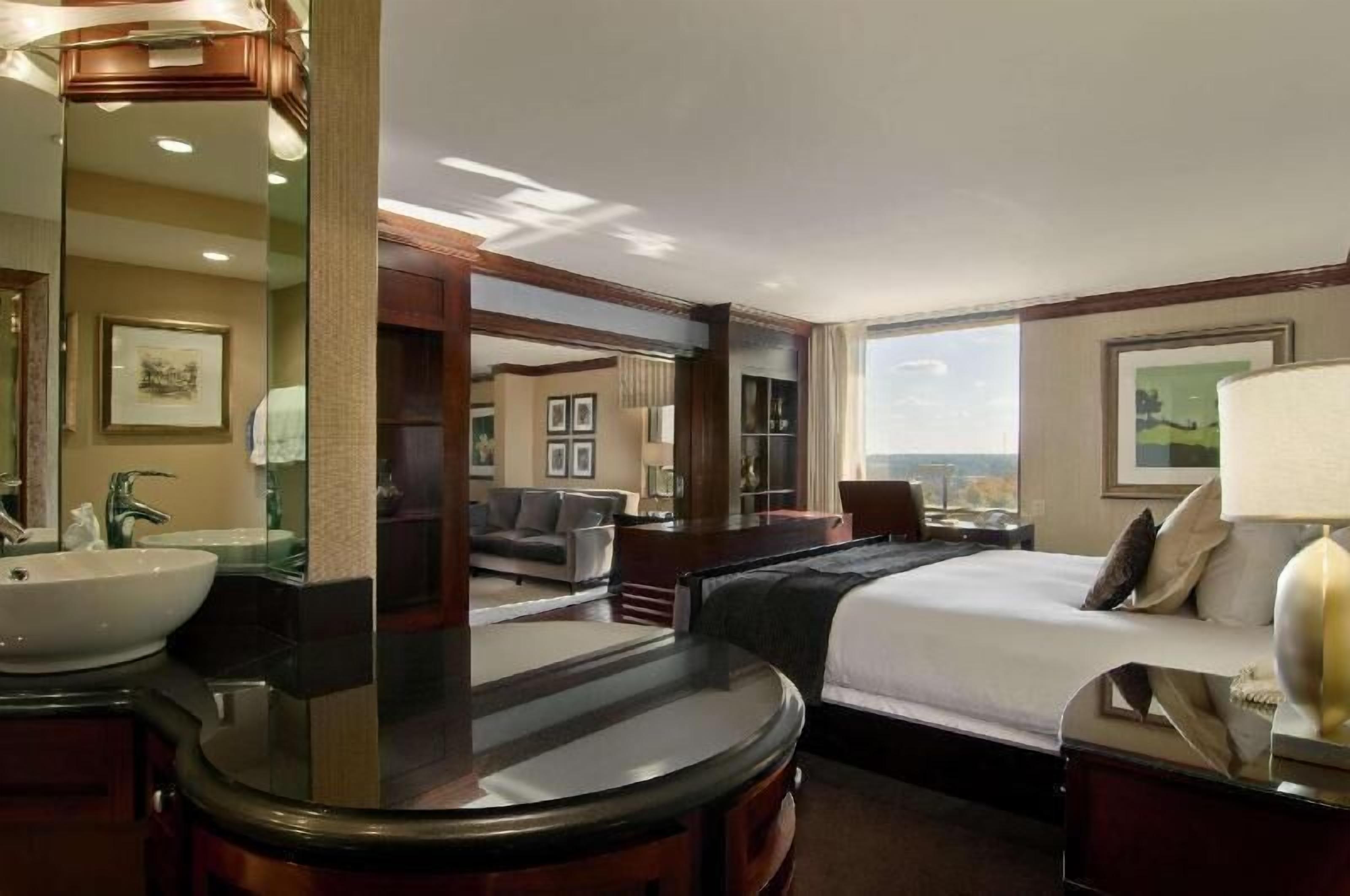 Premium bedding, in-room safe, desk, iron/ironing board