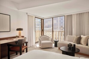 Signature Room, 1 King Bed, Non Smoking, City View | Frette Italian sheets, premium bedding, pillowtop beds, in-room safe