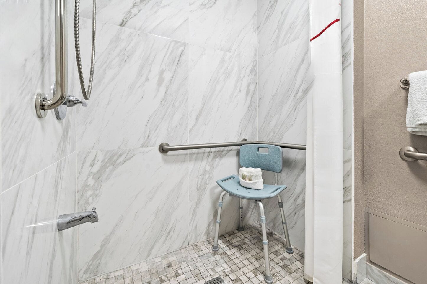Standard Room, 1 King Bed, Accessible (Roll-In Shower, Smoke Free) | Bathroom | Combined shower/tub, towels, soap, shampoo