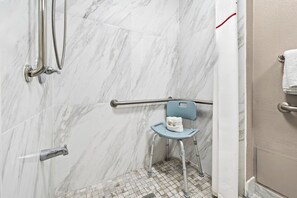 ห้องสแตนดาร์ด, เตียงคิงไซส์ 1 เตียง (Roll-In Shower, Smoke Free) | ห้องน้ำ | ฝักบัวในอ่างอาบน้ำ, ผ้าเช็ดตัว, สบู่, ยาสระผม
