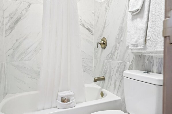 Combined shower/tub, towels, soap, shampoo