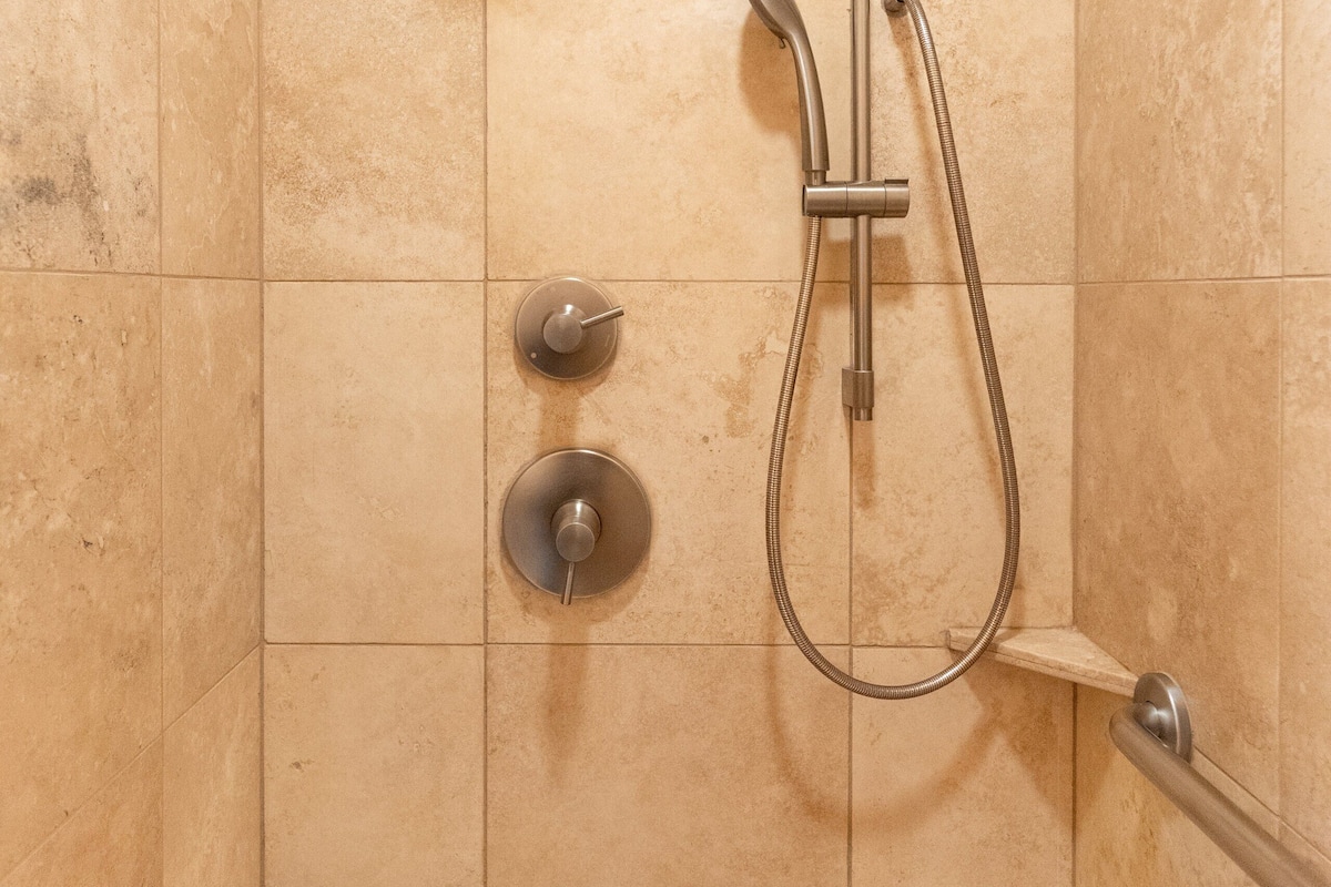 Standardzimmer, barrierefrei | Vichy-Dusche