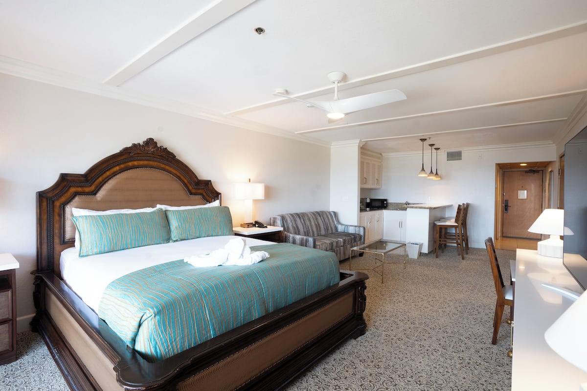 Junior-Suite, 1 King-Bett, eingeschrÀnkter Meerblick | 1 Schlafzimmer, Allergikerbettwaren, Zimmersafe, Schreibtisch