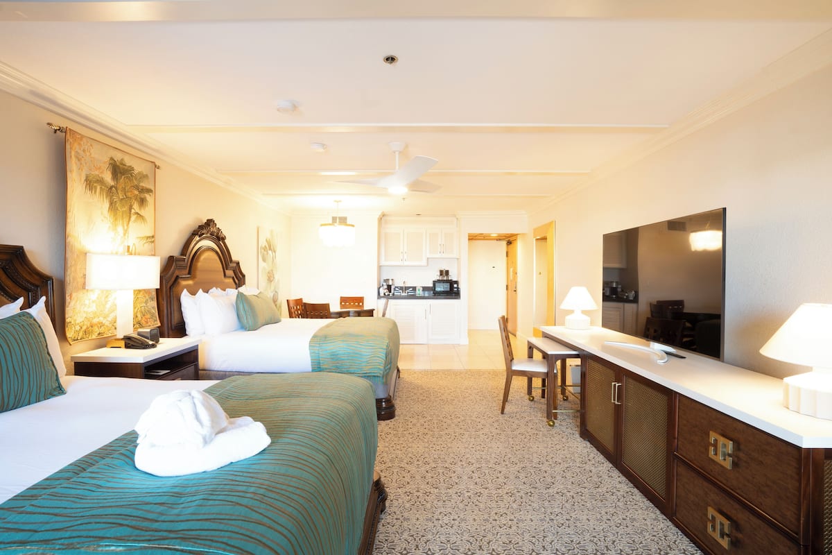 Junior-Suite, 2 Queen-Betten, Meerblick | 1 Schlafzimmer, Allergikerbettwaren, Zimmersafe, Schreibtisch