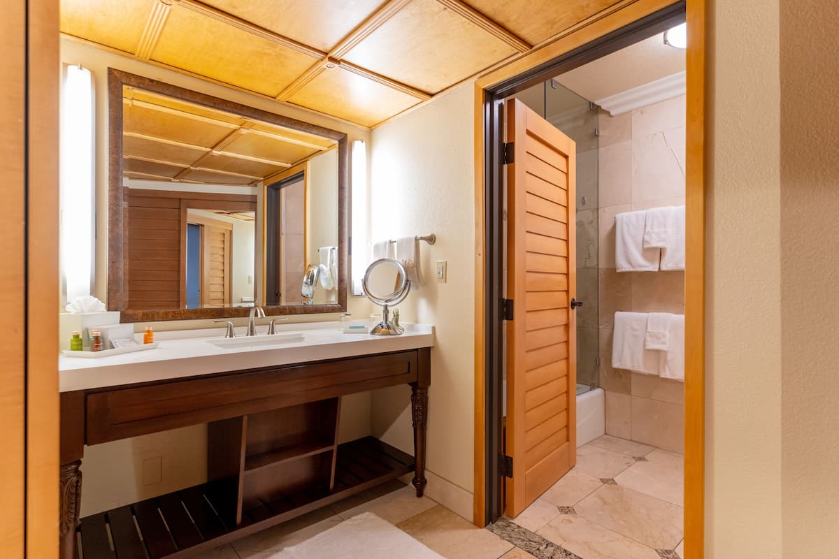 Kostenlose Toilettenartikel, Haartrockner, BademÀntel, Hausschuhe