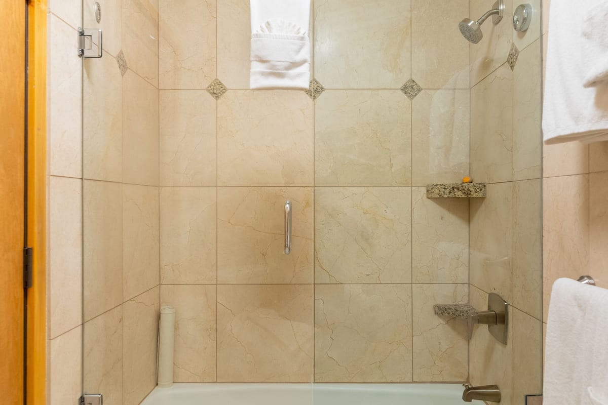 Kostenlose Toilettenartikel, Haartrockner, BademÀntel, Hausschuhe