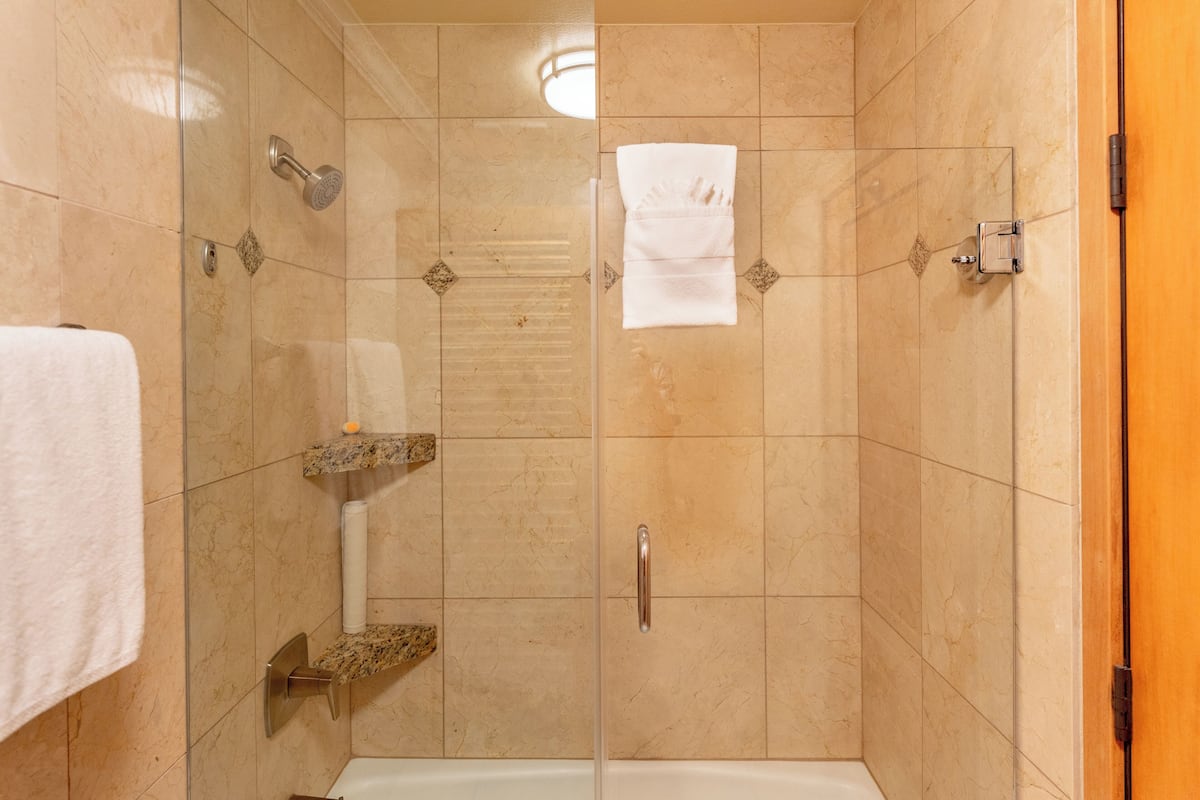 Familien-Suite | Badezimmer | Kostenlose Toilettenartikel, Haartrockner, BademÀntel, Hausschuhe