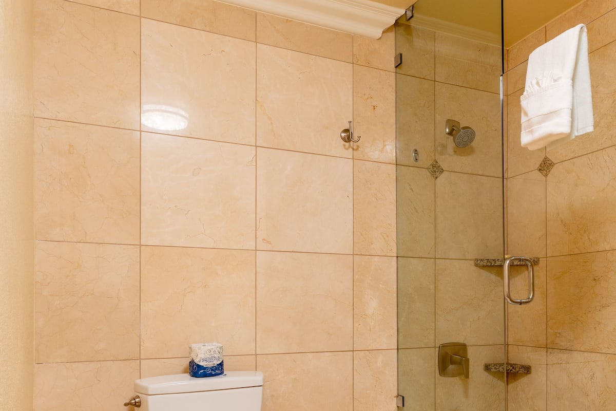 Standardzimmer (1 King Bed or 2 Queen Beds) | Badezimmer | Kostenlose Toilettenartikel, Haartrockner, BademÀntel, Hausschuhe