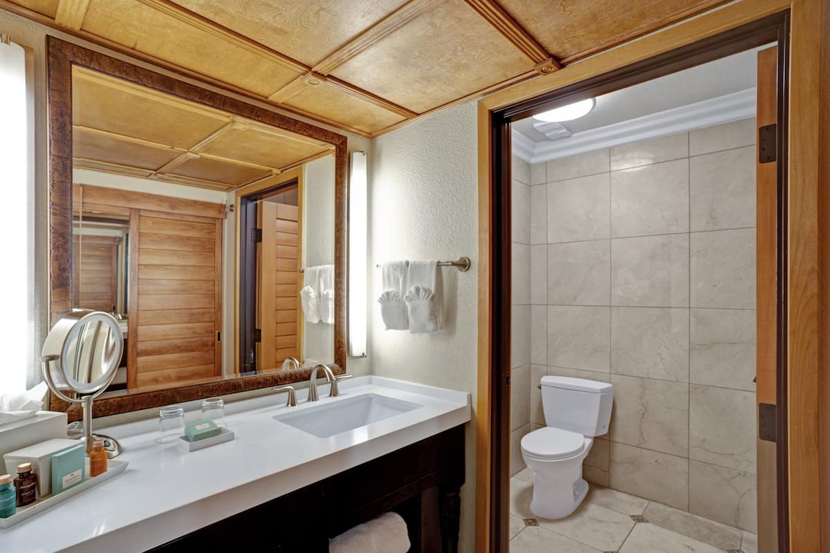 Kostenlose Toilettenartikel, Haartrockner, BademÀntel, Hausschuhe