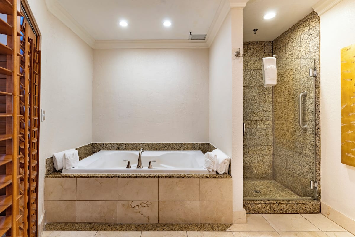 Suite (Pacific Sunset) | Badezimmer | Kostenlose Toilettenartikel, Haartrockner, BademÀntel, Hausschuhe