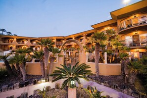 Property entrance - Pacific Terrace Hotel (San Diego)