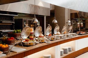 Frukost, lunch, middag och brunch serveras 