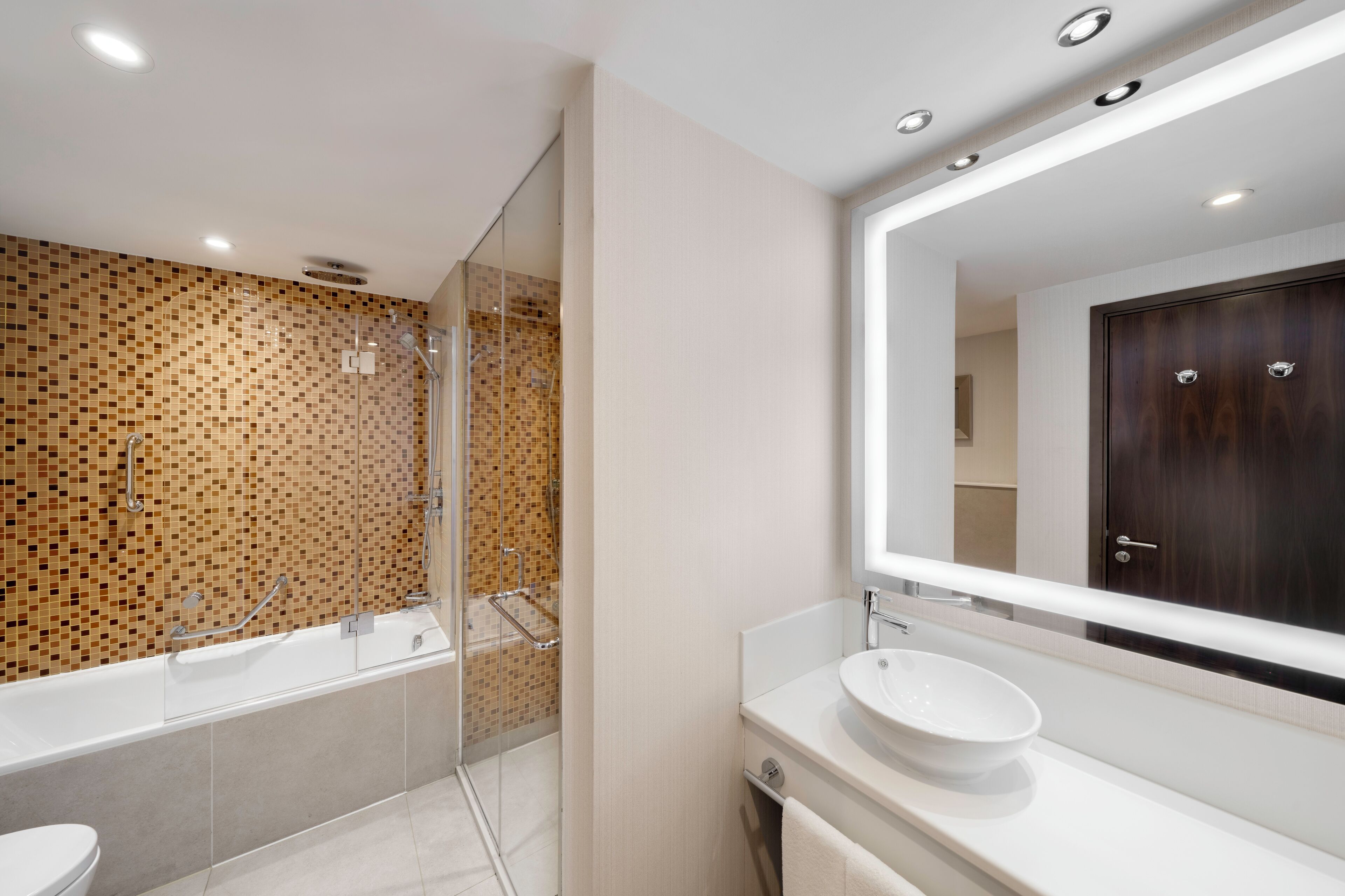 suite, 1 bedroom | bathroom | combined shower/bathtub, rainfall showerhead, designer toiletries