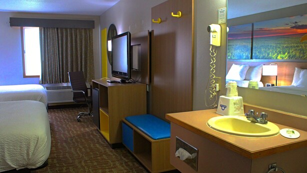 Bathroom - Days Inn by Wyndham West-Eau Claire (Eau Claire)