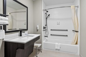 シャワー付き浴槽、バスアメニティ (無料)、ヘアドライヤー、タオル