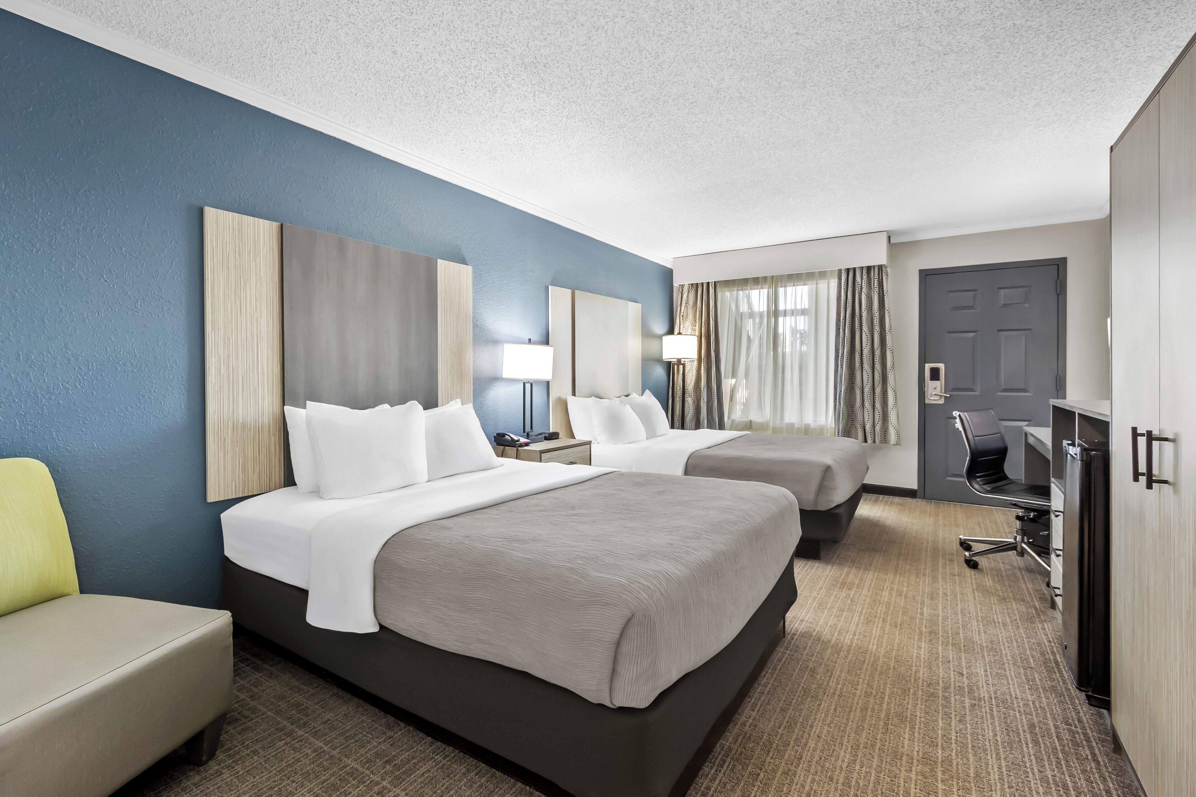 Sengetøy av topp kvalitet, safe på rommet og skrivebord