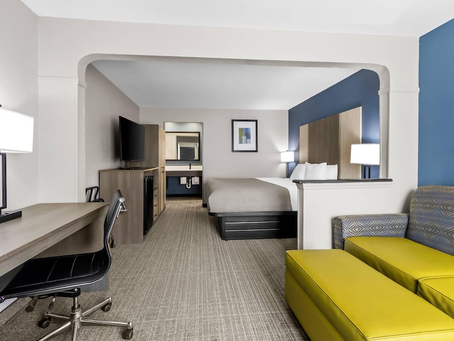 Sviitti, 1 suuri parisänky ja vuodesohva, tupakointi kielletty | Ylelliset vuodevaatteet, tallelokero huoneessa, työpöytä