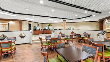 Café da manhã para viagem grátis todos os dias