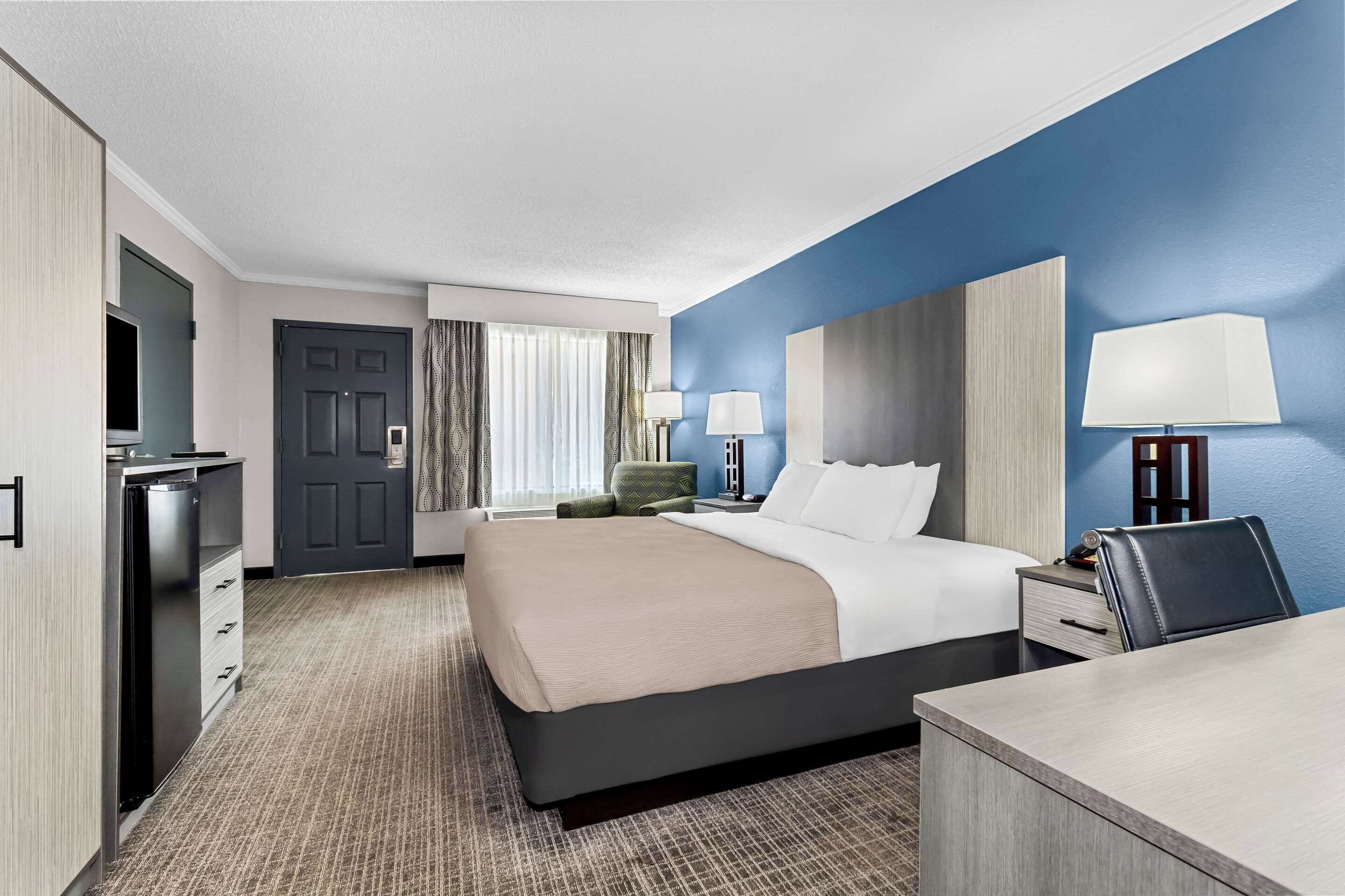 Premium bedding, in-room safe, desk, iron/ironing board