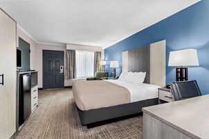 Ropa de cama de alta calidad y caja de seguridad en la habitación 