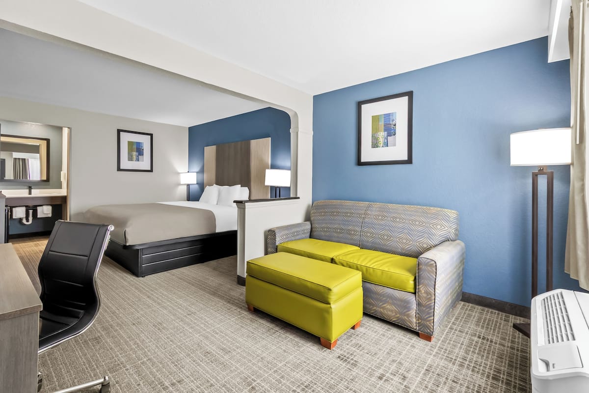 Premium bedding, in-room safe, desk, iron/ironing board