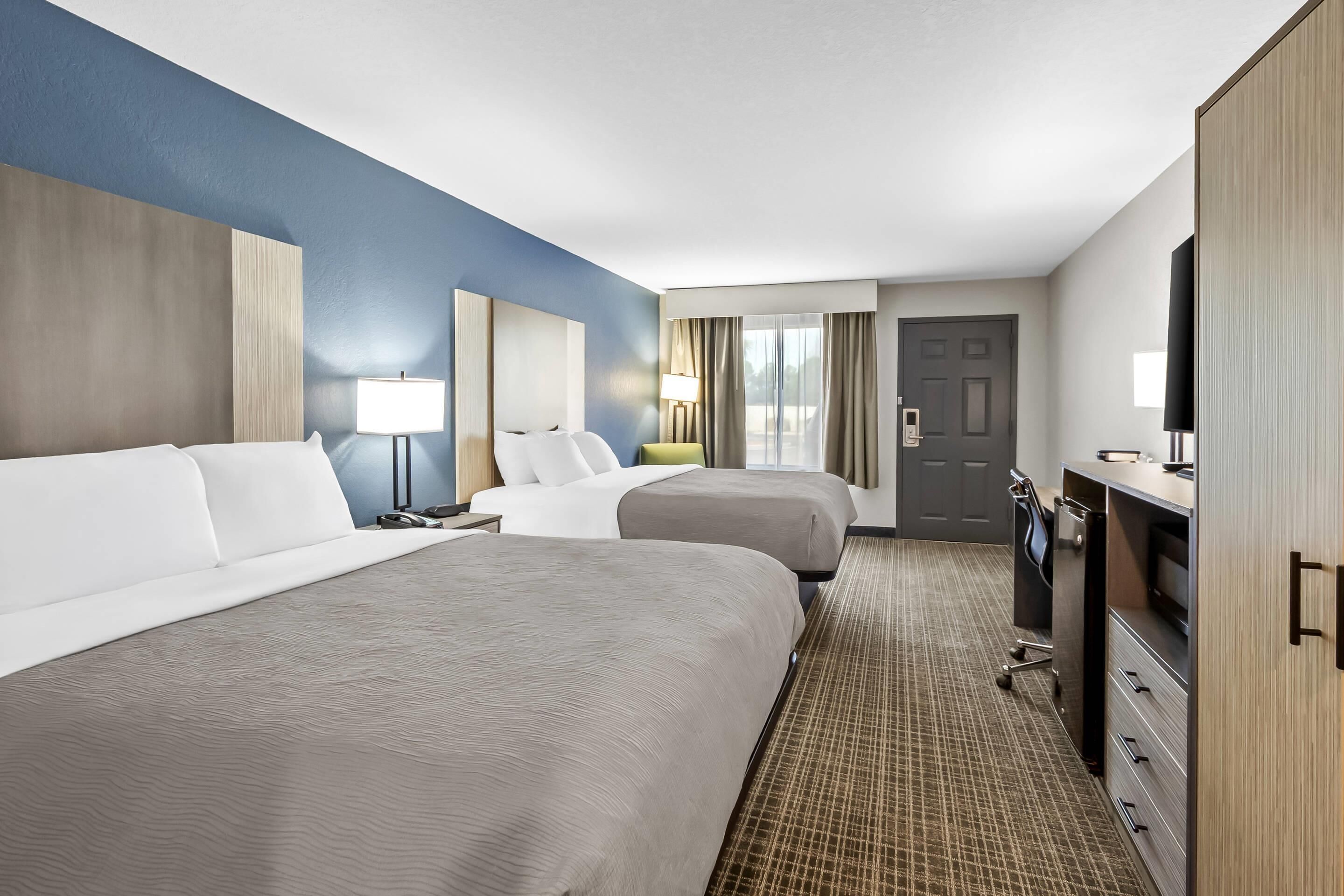 أغطية فراش متميزة وخزنة داخل الغرفة ومكتب ومكواة/لوح كي