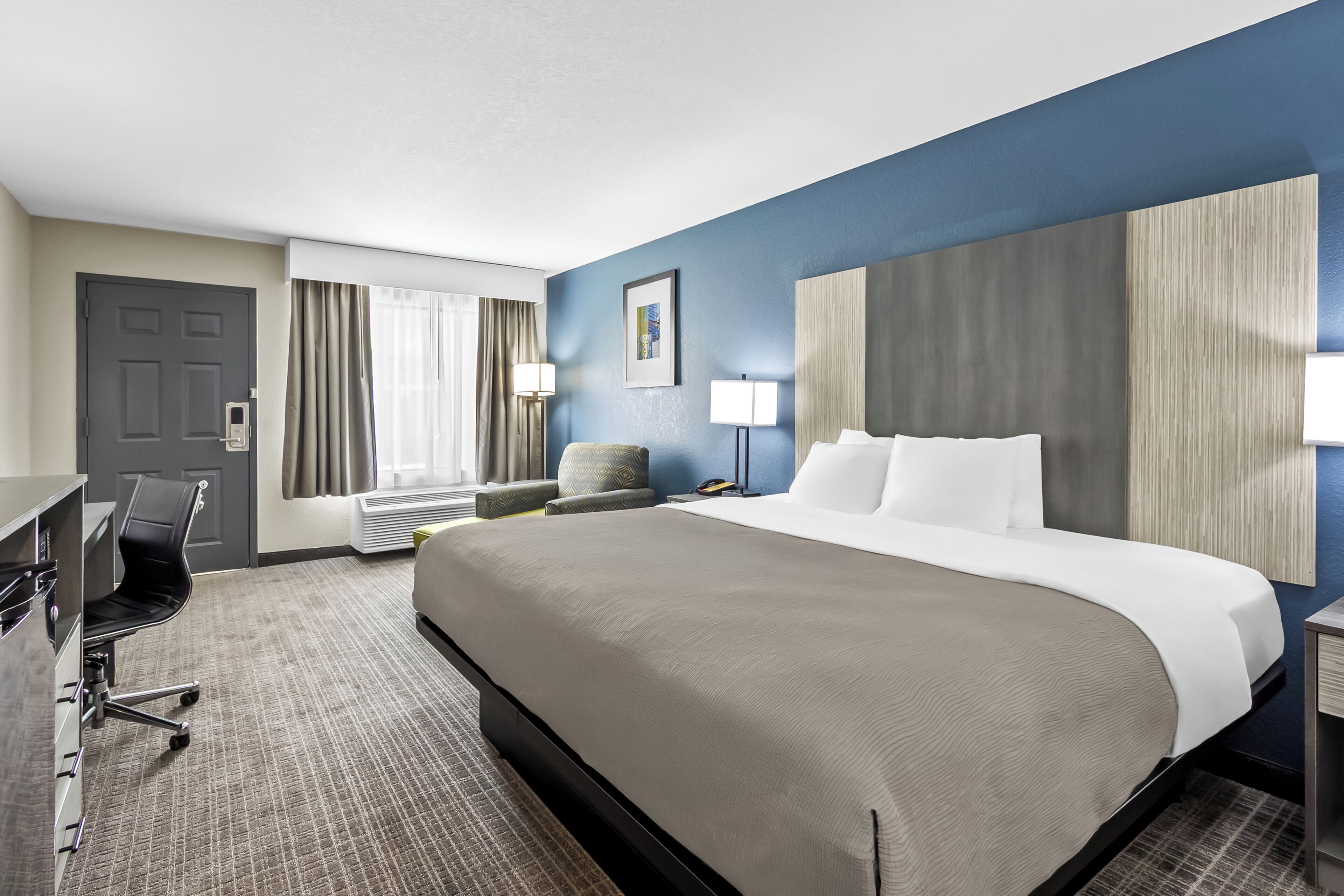 Sengetøy av topp kvalitet, safe på rommet og skrivebord