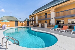 حمّام سباحة خارجي موسمي