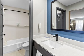 シャワー付き浴槽、バスアメニティ (無料)、ヘアドライヤー、タオル