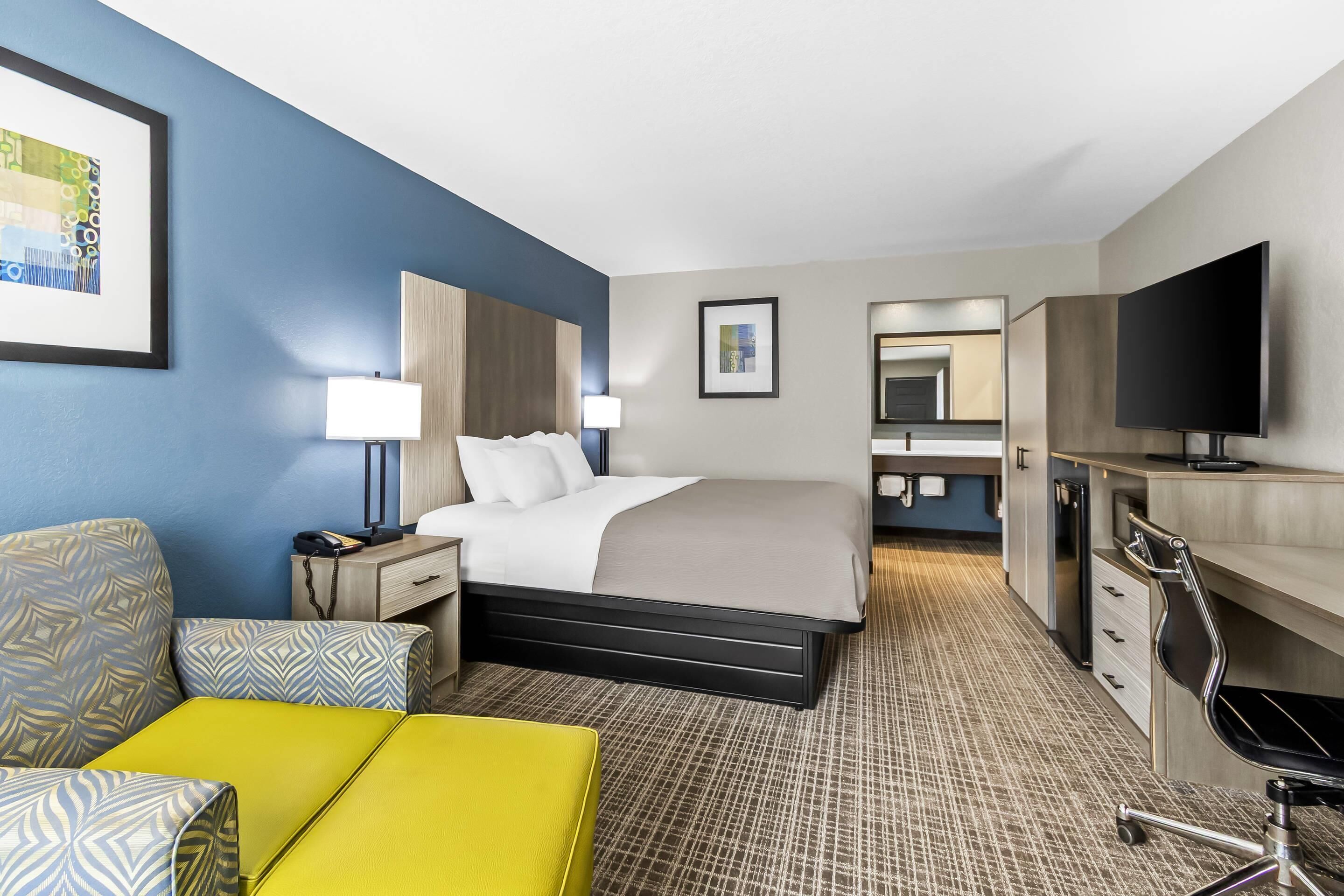 أغطية فراش متميزة وخزنة داخل الغرفة ومكتب ومكواة/لوح كي