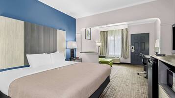 Ropa de cama de alta calidad y caja de seguridad en la habitación