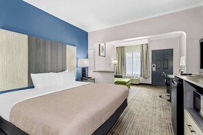 Premium bedding, in-room safe, desk, iron/ironing board - Quality Inn & Suites Florence Civic Center (Florence)